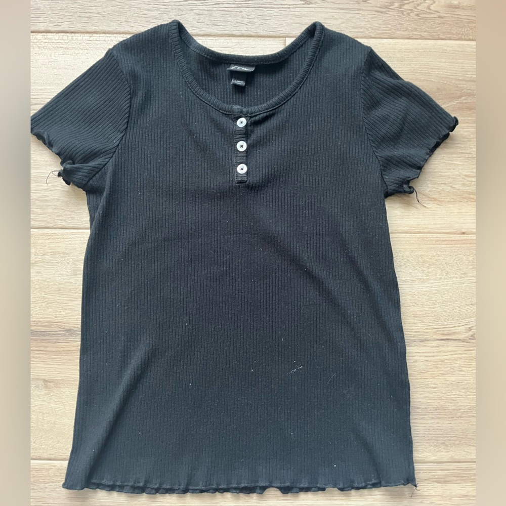 Girls black ribbed ruffled trim t shirt size L. Art Class brand